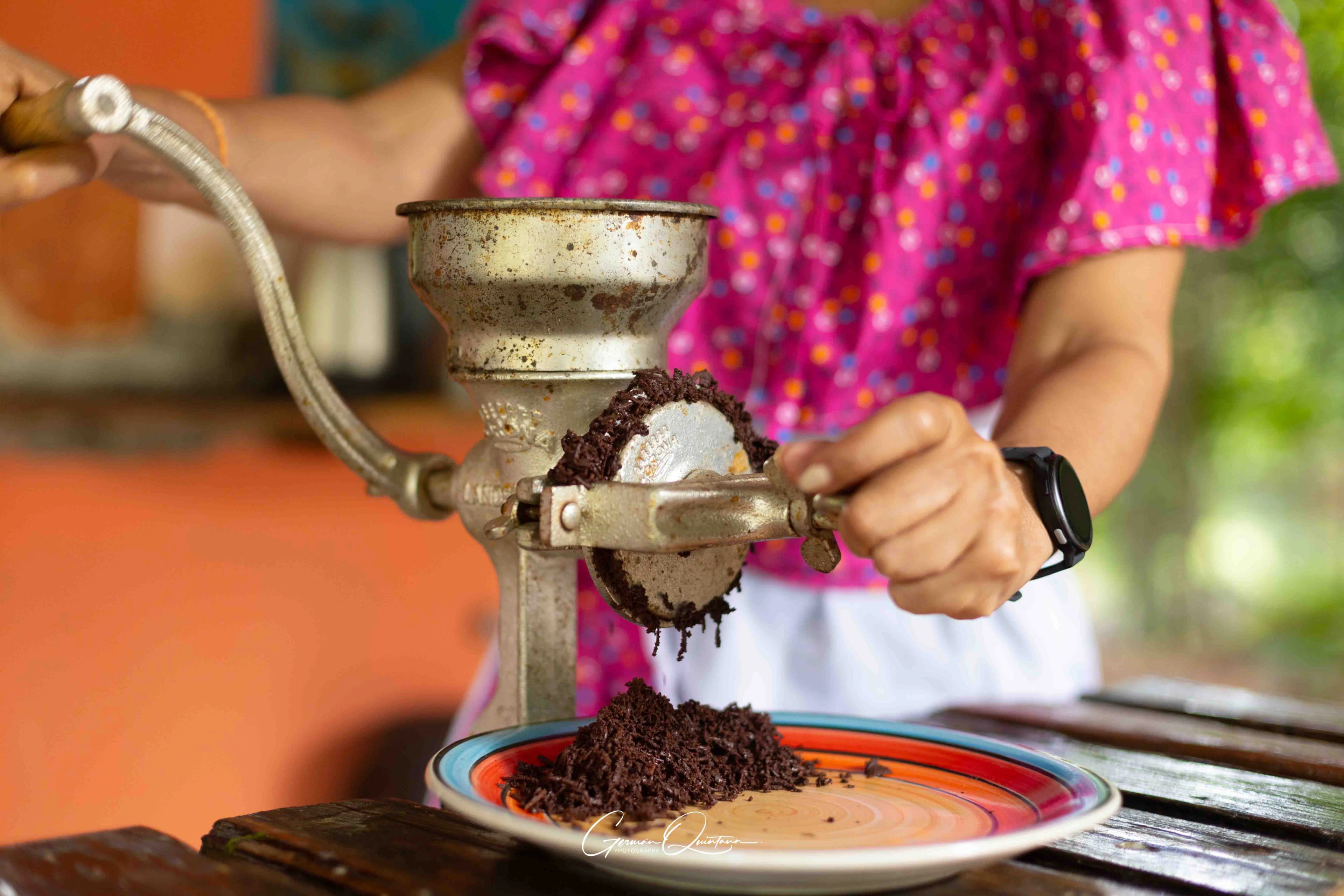 Molienda artesanal de cacao en la finca