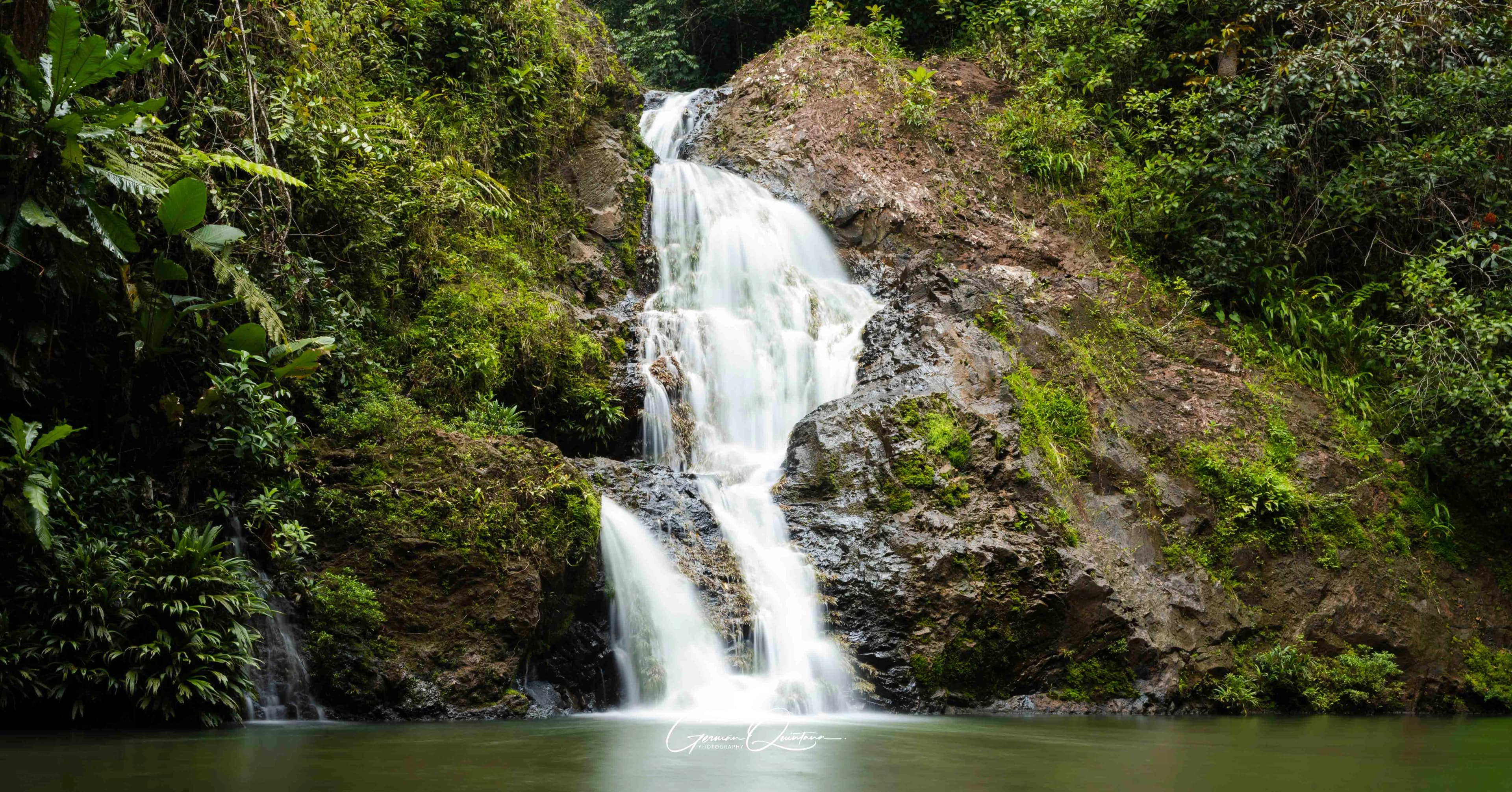 Cascada natural de Finca Manantial de Vida
