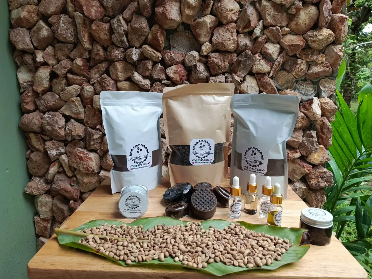 ritual de café en la finca con luz cálida y atmósfera natural